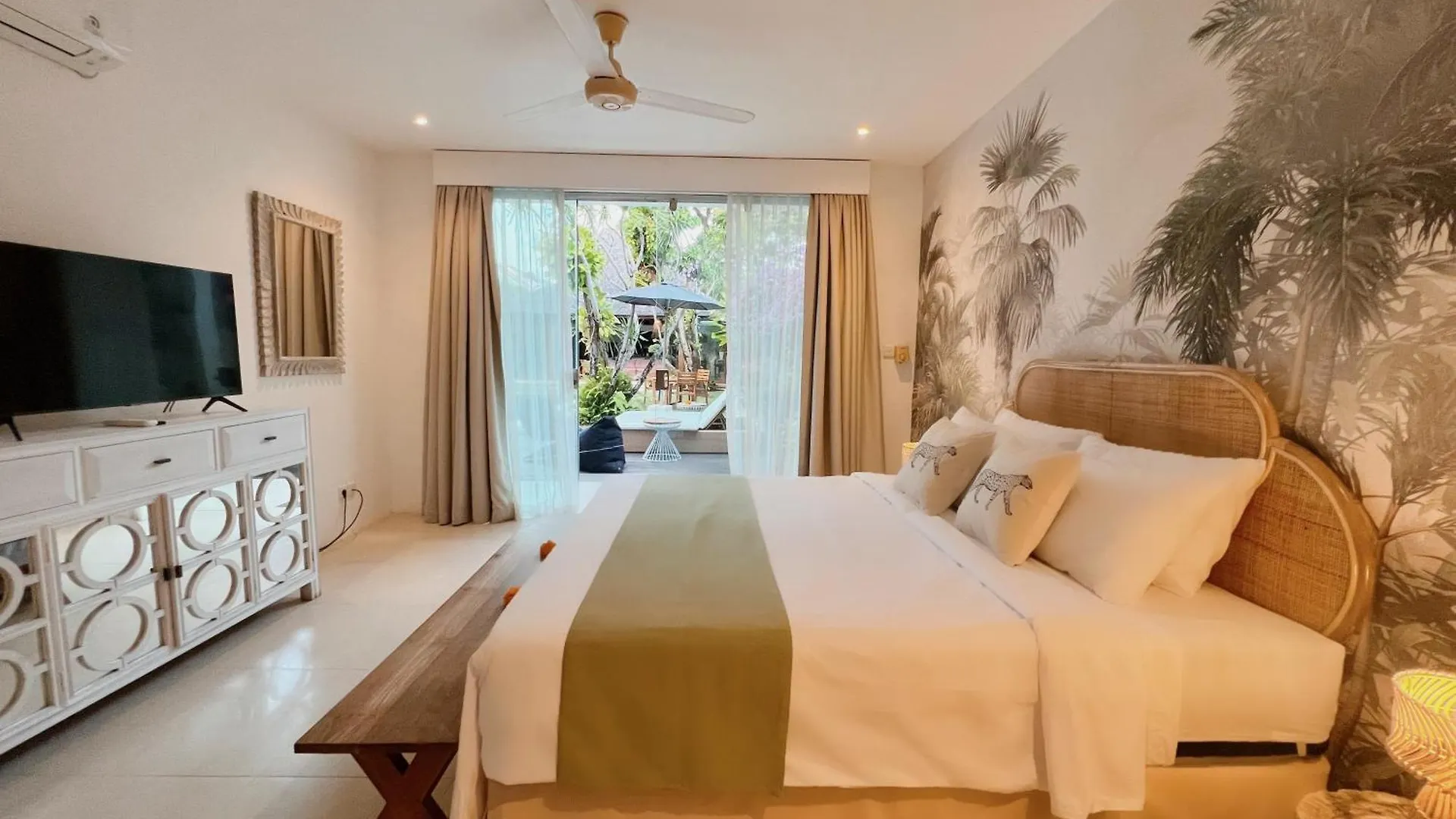 Villa Saffira, Seminyak - Pool, Garden, Rooftop - Walk To Beach And Cafes!