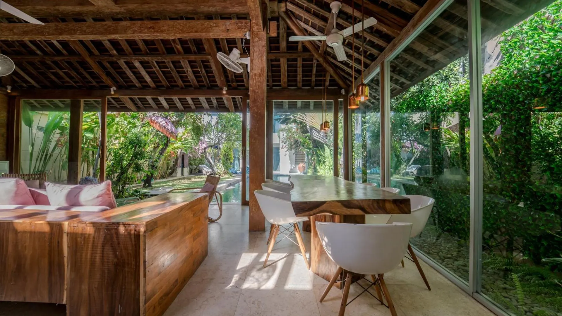 Villa Saffira, Seminyak - Pool, Garden, Rooftop - Walk To Beach And Cafes!