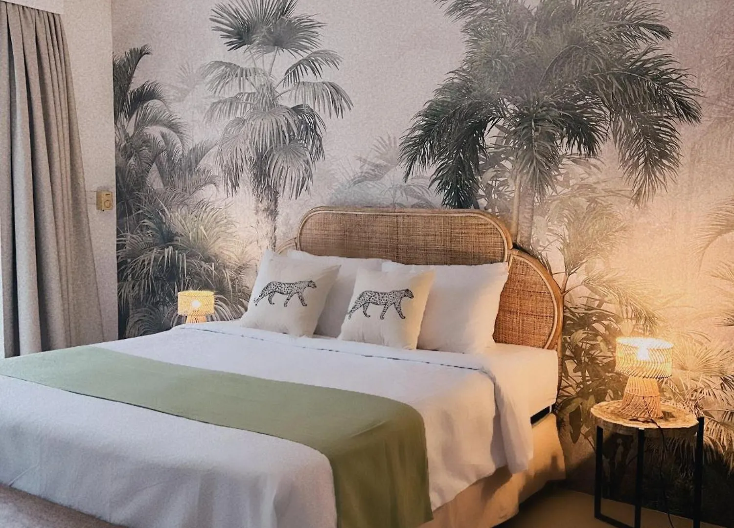 Villa Saffira, Seminyak - Pool, Garden, Rooftop - Walk To Beach And Cafes! Indonézia